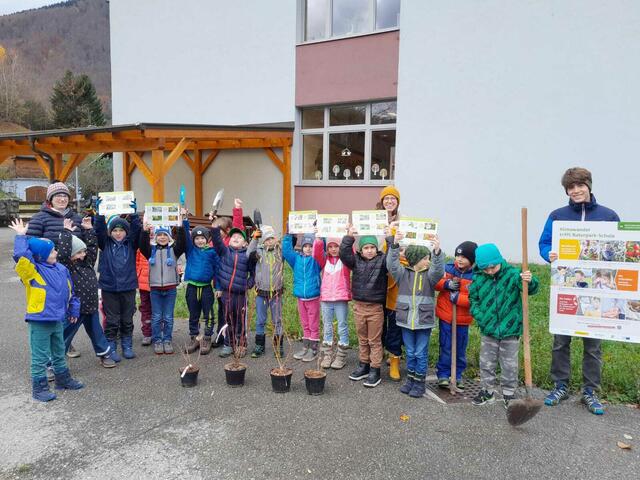 Die Volksschüler in Gaming pflanzen eine Klimahecke im Schulgarten. | Foto: Naturpark Ötscher-Tormäuer