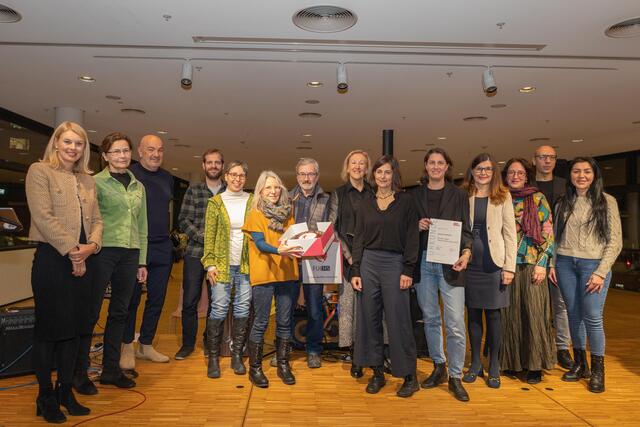 Integrationsstadträtin Elisabeth Mayr (l.) überreichte den Preis der Vielfalt 2023 an Jenny Illing (5. v. r.) und Teresa Waas (6. v. r.) vom Verein unicum:mensch  
 | Foto: M. Freinhofer 