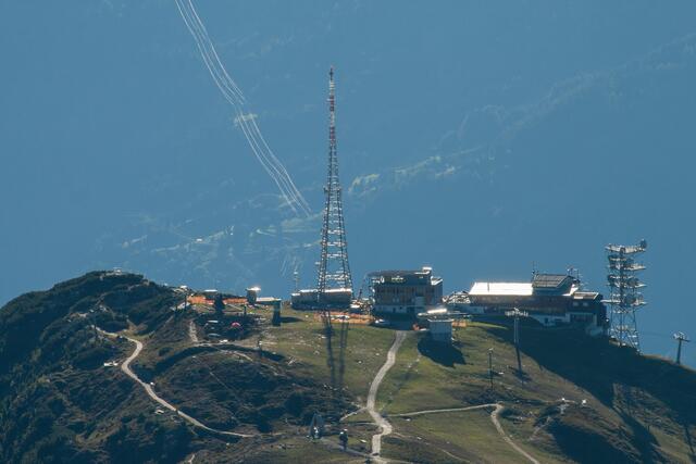 Bild 15: hochtechnisierter Berg und im Hintergrund eine von 3 "Stromautobahnen" nach Deutschland über Berg und Tal | Foto: © by Ing. Günter Kramarcsik