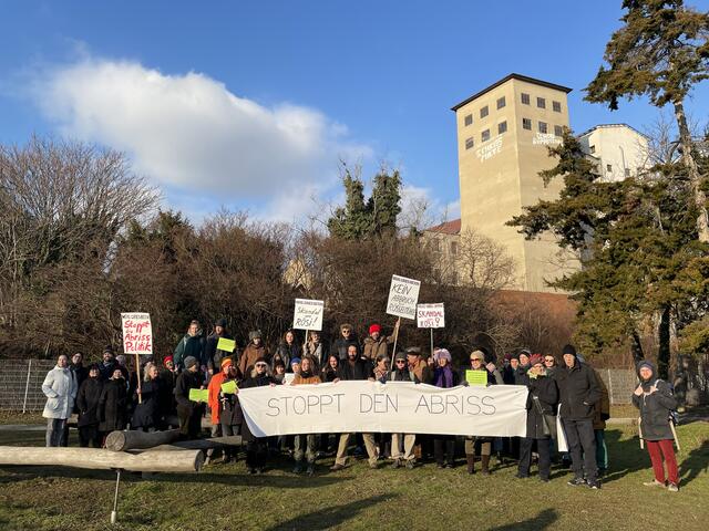 Knapp 50 Personen versammelten sich am Freitagnachmittag vor dem Gelände der Grazer Rösselmühle, "Stoppt den Abriss" und "Skandal um Rösi" waren die Botschaften auf ihren Plakaten.  | Foto: RegionalMedien Steiermark