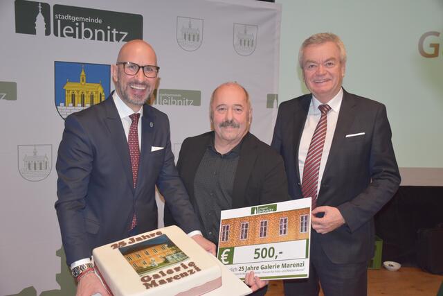 Zum Jubiläm "25 Jahre Galerie Marenzi" erhielt Kurator Klaus Dieter Hartl eine Torte überreicht. | Foto: Gady/Fischer