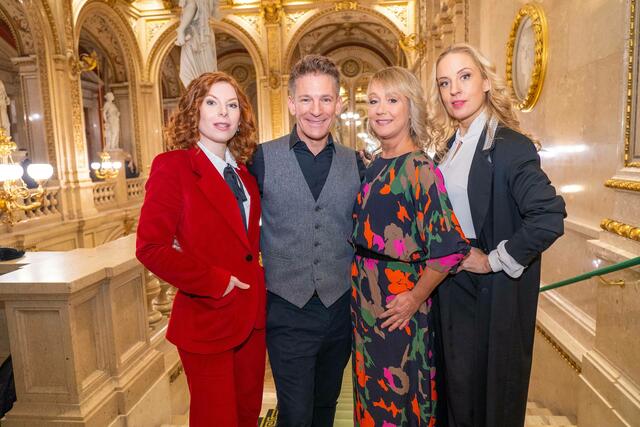 v. l.: Teresa Vogl, Andi Knoll, Marion Benda und "Alles Opernball"-Moderatorin Lilian Klebow. | Foto: Andreas Tischler / picturedesk.com