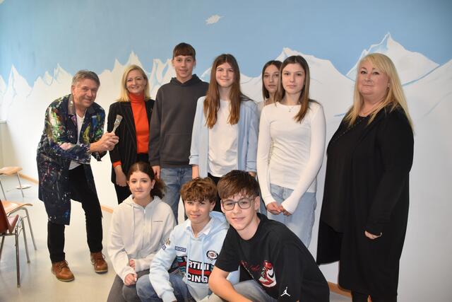 Bürgermeisterin Rita Stenger ließ sich den tag der offenen Tür in der Mittelschule Siegendorf nicht entgehen. (l.) Erwin Pieler, seines Zeichens "Kunstgenie", (r.) Direktorin Karin Müller.  | Foto: Stefan Schneider