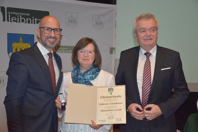 Das Ehrenzeichen in Gold konnte Gabriele Kleindienst entgegennehmen. | Foto: Gady/Fischer
