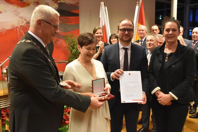 Martha Zentner erhielt im Zuge des Neujahrsempfangs das Verdienstkreuz in Gold verliehen.  | Foto: Stefan Schneider