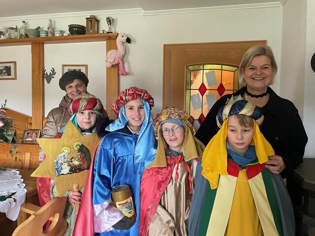 "Tradition und Solidarität": Die Bundesministerin für Landesverteidigung, Klaudia Tanner (r.), erhielt in Gresten Besuch von den Sternsingern. | Foto: privat