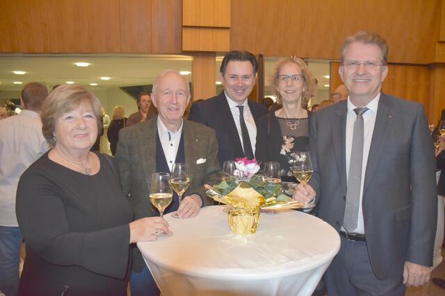 Willi Robatscher mit Gattin, Raiffeisenbank-Vortstandsdirektor Andreas Draxler und Leibnitzerfeld-Chef Franz Krainer und seine Gattin unterhielten sich prächtig. | Foto: Gady/Fischer