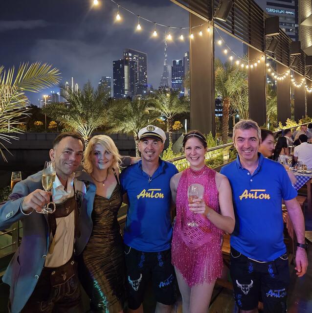 Uttendorfer AnTon (Mitte) und seine Showband begeisterten ihr Publikum in Asien. | Foto: AnTon Showband