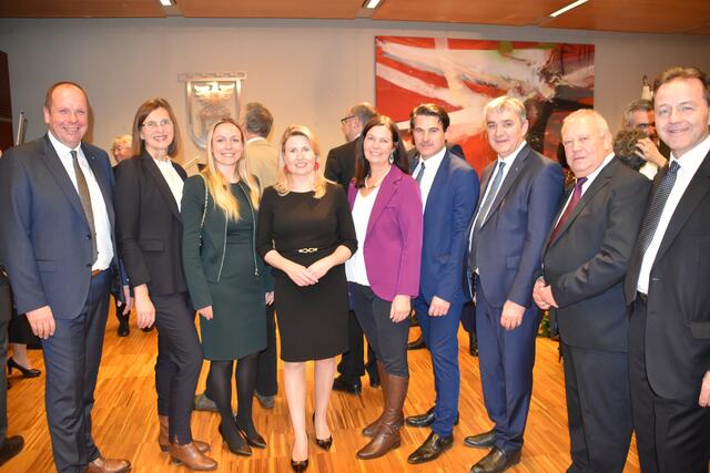 (v.l.) Donnerskirchens Bürgermeister Johannes Mezgolits, Oslips Bürgermeisterin Margit Wennesz-Ehrlich, Julia Schneider-Wagentristl, Bundesministerin Susanne Raab, Melanie Eckhardt, Christoph Zarits, Walter Temmel, Rudolf Strommer und Nikolaus Berlakovich.  | Foto: Stefan Schneider