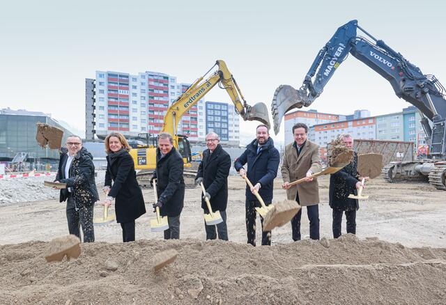 Rund 200 Millionen Euro wird das LDZ kosten. Im Bild: v.l. Ulrich Burtscher und Marianne Durig (Architekten), Landesamtsdirektor Sebastian Huber, Landeshauptmann Wilfried Haslauer, Landeshauptmannstellvertreter Stefan Schnöll, Hubert Wetschnig (CEO Habau), Georg Desch (Swietelsky Bau) | Foto: Foto: Land Salzburg / Franz Neumayr