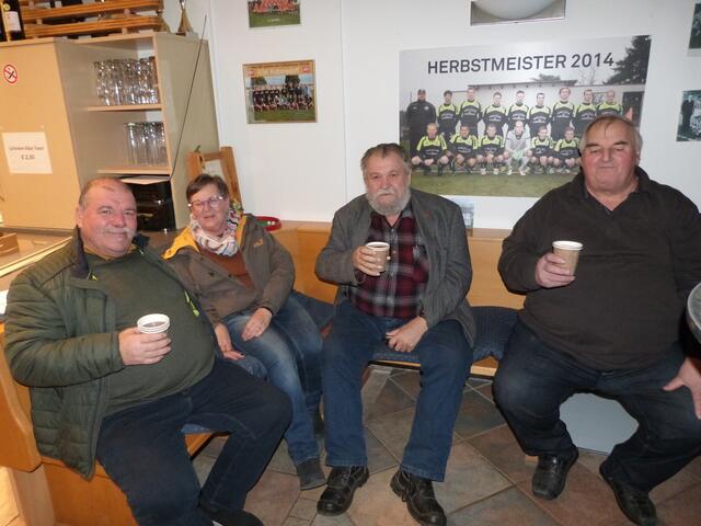 Ob im VIP-Raum oder draußen - die zahlreichen BesucherInnen genossen das Beisammensein. 