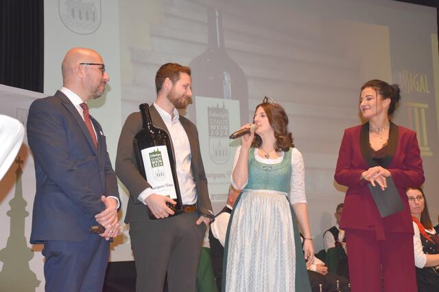 Weinhoheit Marlene Prugmaier beschreibt den heurigen Stadtwein vom Weingut Assigal. | Foto: Gady/Fischer