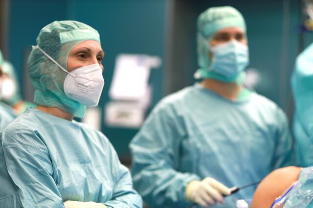 Expertinnen und Experten laden ins Orthopädische Spital Speising, wo man auch selbst am Simulator "operieren" kann.  | Foto: Orthopädisches Spital Speising (OSS)