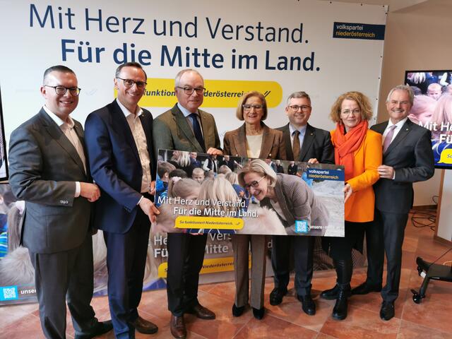 Das Team um Landeshauptfrau Johanna Mikl-Leitner präsentierte das Arbeitsprogramm für 2024. | Foto: Josef Messirek