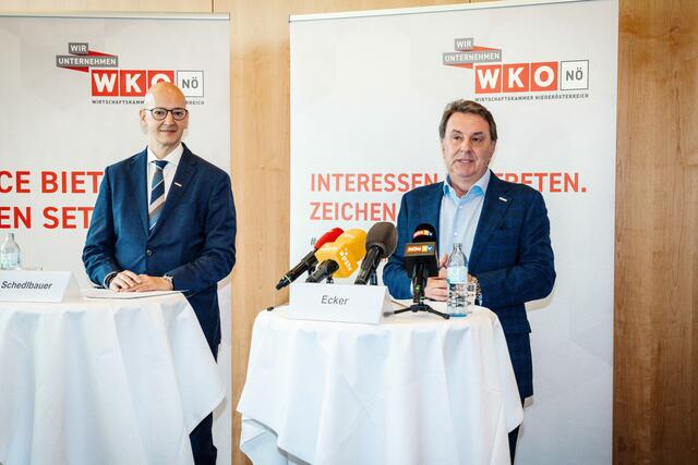 WKNÖ-Präsident Wolfgang Ecker (rechts) und WKNÖ-Direktor Johannes Schedlbauer zogen Bilanz zum letzten Jahr und gaben einen Ausblick über die Aktivitäten der Wirtschaftskammer NÖ im neuen Jahr. | Foto: Michaela Pichler