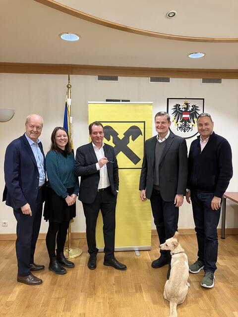 Foto vlnr.: Prok. Anton Hechtl (AR-Vorsitzender Raiffeisenbank Wienerwald, Michaela Kaineder (Head of Energy Communities bei Nobile Group), GGR. Mag. Klaus Frischmann, Ing. Josef Kreimer (Kongregation), Bgm. Michael Cech  | Foto: Marktgemeinde Gablitz