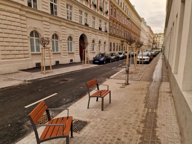 Neben den neuen Bäumen gibt es auch Sitzgelegenheiten in der Josefinengasse. | Foto: BV2