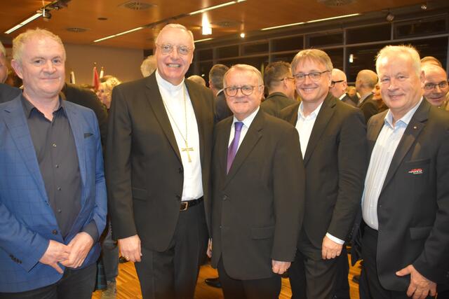 Rund 400 Persönlichkeiten aus Politik, Wirtschaft, Gesellschaft kamen im Rathaus Eisenstadt zusammen.  | Foto: Stefan Schneider