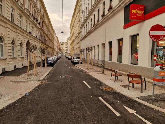 Neuer Asphalt, Bäume und Sitzgelegenheiten brachte die Sanierung der Josefinengasse. | Foto: BV2