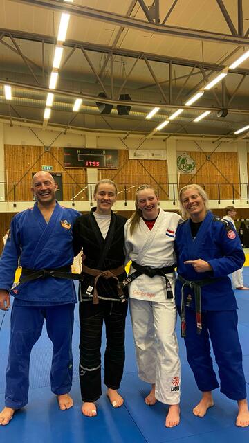 Rob Haans (NED), Lisa Fuhrmann, Genevieve Bogers (NED, Weltranglisten 1. Fighting -57 kg) und Linda Lindström (SWE) in Schweden | Foto: Fuhrmann