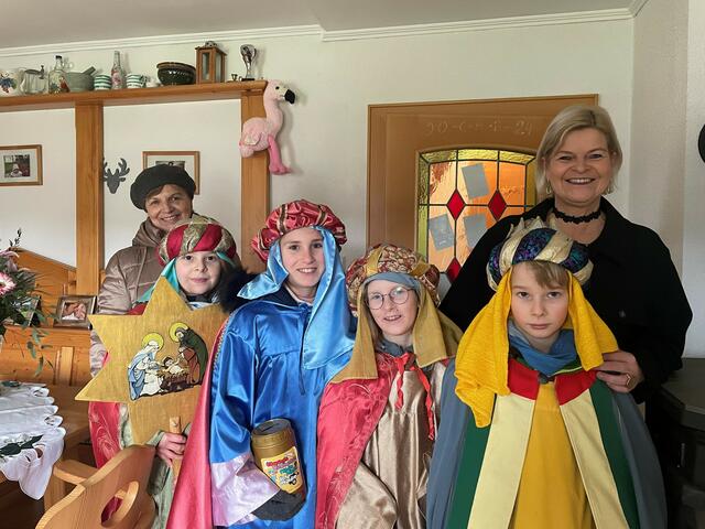 "Tradition und Solidarität": Die Bundesministerin für Landesverteidigung, Klaudia Tanner (r.), erhielt in Gresten Besuch von den Sternsingern. | Foto: privat