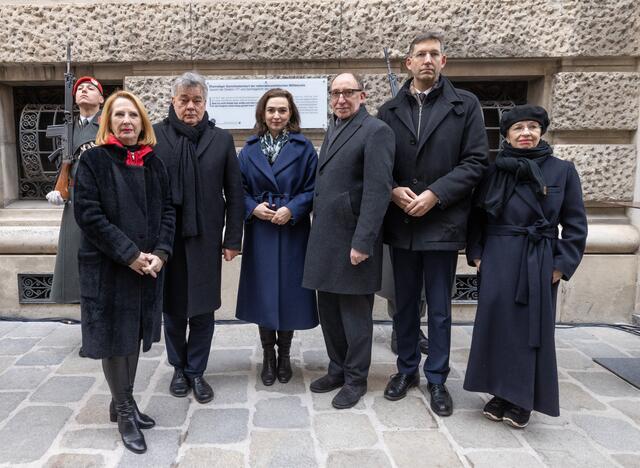 v. l. Zweite Nationalratspräsidentin Doris Bures (SPÖ), Vizekanzler Werner Kogler, Justizministerin Alma Zadić, Gesundheits- und Sozialminister Johannes Rauch (alle drei Grüne) sowie Bezirksvorsteher Markus Figl (ÖVP) und Bundespräsidenten-Gattin Doris Schmidauer. | Foto: HBF/D. Trippolt
