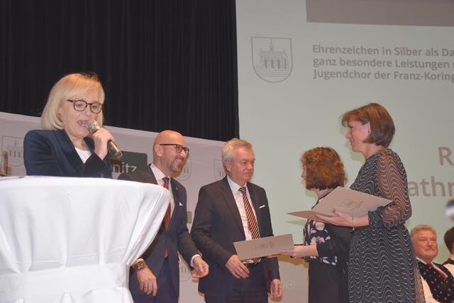 Vizebürgermeisterin Helga Sams stellte die Geehrten gebührend vor. | Foto: Gady/Fischer