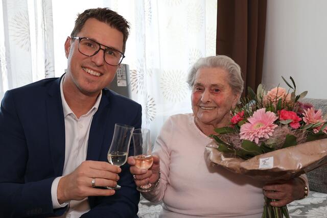 Bürgermeister Christian Härting erhebt gemeinsam mit Jubilarin Martina Wenzel das Glas auf ihren 90. Geburtstag. | Foto: MG Telfs/Hackl