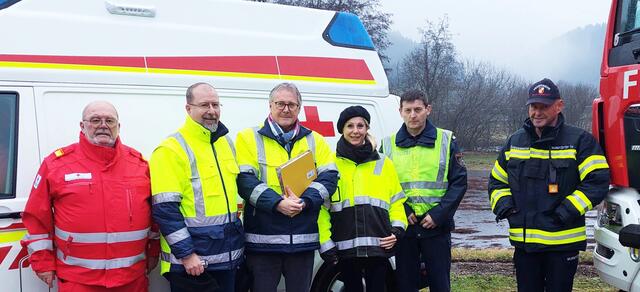 Behördliche Einsatzleitung in Pierbach (von links): Johannes Thürriedl (Chef des Stabs, Rotes Kreuz), Bezirkshauptfrau-Stellvertreter Bernhard Klein, Roland Leithner (Land OÖ), Bezirkshauptfrau Andrea Wildberger, Bezirkspolizeikommandant Franz Schmalzer und Bezirksfeuerwehrkommandant Thomas Wurmtödter. | Foto: ÖRK/Greindl