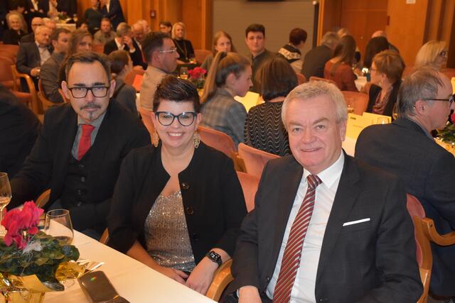 LAbg. Bernadette Kerschler mit Gatten und Landeshauptmann-Stellvertreter Anton Lang (r.) am Ehrentisch | Foto: Gady/Fischer
