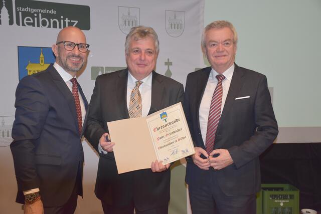 Peter Griesbacher erhielt das Ehrenzeichen in Silber überreicht. | Foto: Gady/Fischer