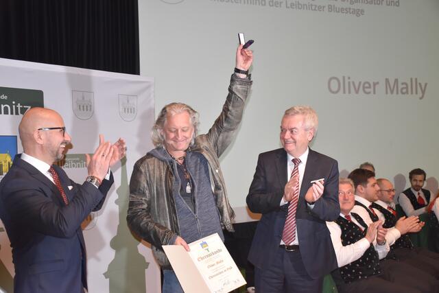 "Sir" Oliver Mally erhielt das goldene Ehrenzeichen der Stadt Leibnitz überreicht. | Foto: Gady/Fischer
