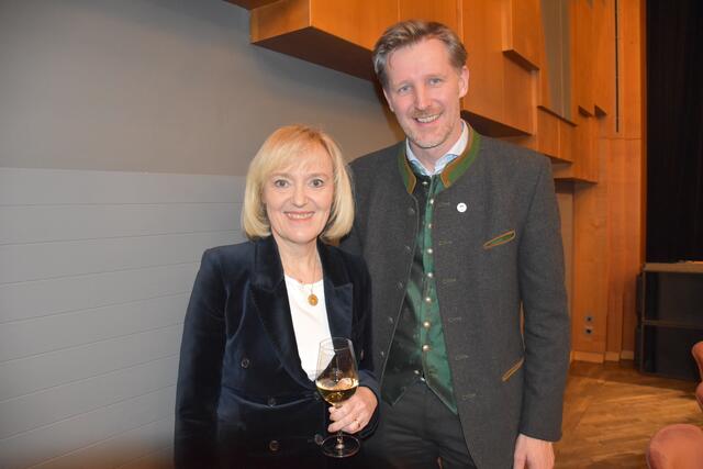 Vizebürgermeistern Helga Sams mit Martin Palz, die die Laudatio für die Geehrten hielt. | Foto: Gady/Fischer