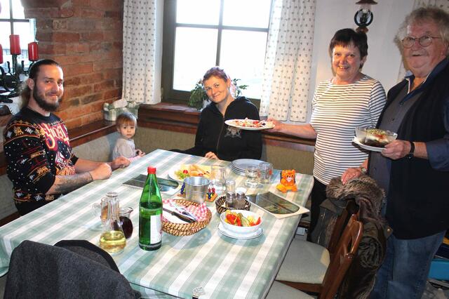 Die Buschenschank der Familie Dunst war Anziehungspunkt für alle Generationen.  | Foto: Karl Lenz 