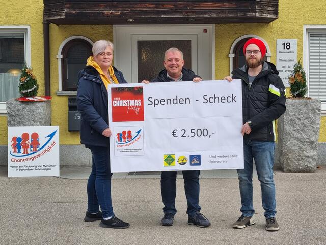 Die Familie Lüftner organisierte im Dezember eine Charity-Christmas-Party, um mit dem Erlös von 2.500 Euro Familien in Not zu helfen. | Foto: privat