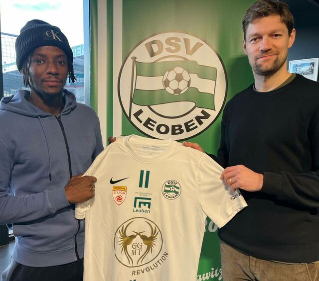 Cheikhou Dieng (li.) mit DSV-Sportdirektor Christoph Freitag. | Foto: DSV Leoben