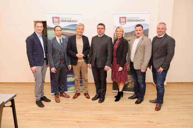 Neo-Bgm. Johann Schützenhöfer und Vize Marco Korherr im Kreis der Gratulanten, an der Spitze NR Reinhold Lopatka. | Foto: Alfred Mayer