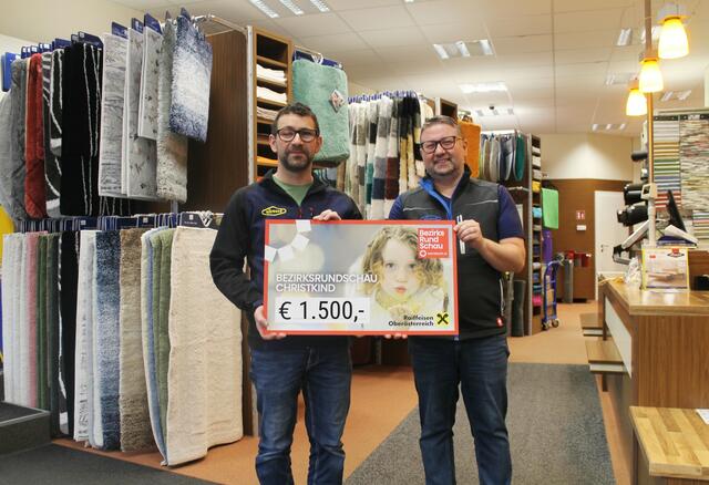 Daniel Almesberger und Martin Märzinger, Geschäftsführer von Allround Matratzen &amp; Zubehör, spenden 1.500 Euro für Andreas. | Foto: BRS