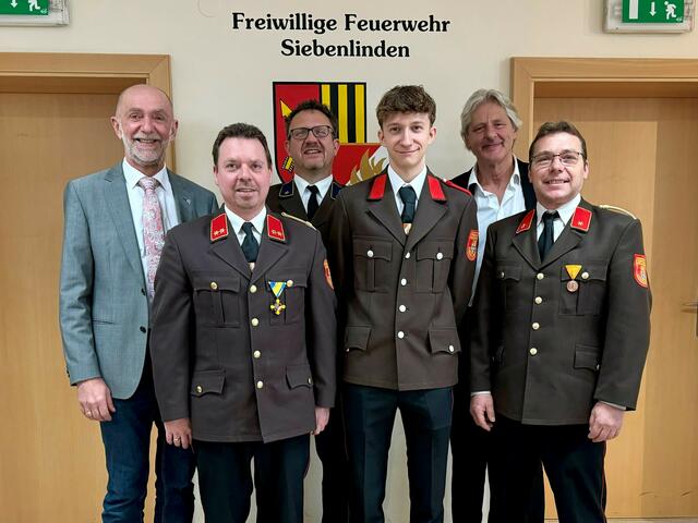 vorne, v.l.n.r: Kommandant Markus Koppensteiner, Feuerwehrmann Tobias Fuchs, Kdt-Stellvertreter Gerhard Holzmüller
hinten, v.l.n.r.: Bürgermeister Josef Schaden, Verwalter Alexander Tüchler, Feuerwehrreferent GfGR Robert Reuberger | Foto: Marktgemeinde Schweiggers