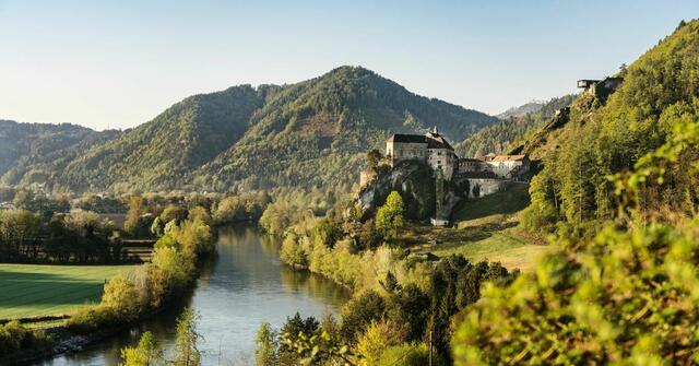 Für 9.950.000 Millionen Euro kannst du schon bald Besitzerin oder Besitzer der Burg Rabenstein sein. | Foto: Walter Luttenberger