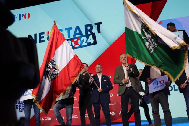 Das FP-Neujahrstreffen endete fahnenschwingend mit der Bundeshymne.  | Foto: Edith Ertl