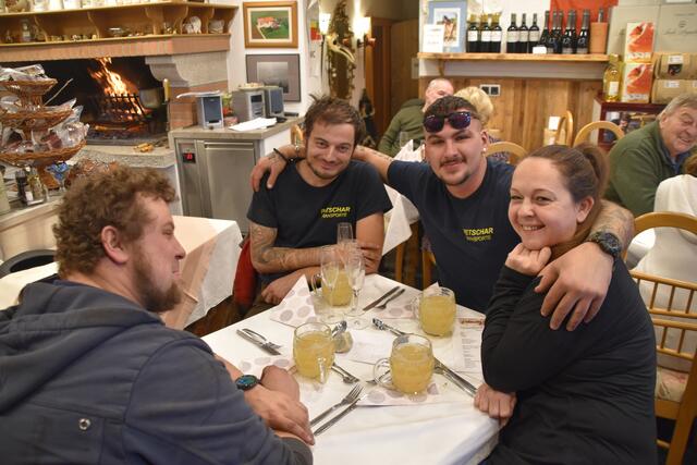 Auch die Freunde der Firma Petschar genossen den Nachmittag. Auf diesem Tisch wurden die zwei Steaks gewonnen. | Foto: RegionalMedien