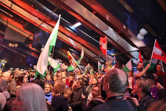 Fulminanter Einzug von Herbert Kickl und Mario Kunasek in die Steiermarkhalle am Schwarzlsee in Premstätten.  | Foto: Edith Ertl