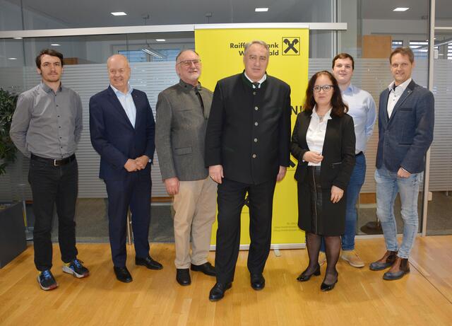 v.l.n.r. Herwig Kolar – KEM Klima- und Energie-Modellregionen, Prok. Anton Hechtl – Aufsichtsratsvorsitzender Raiffeisenbank Wienerwald, MR i.R. GR Kurt Heuböck – Vorstandsmitglied Energiegenossenschaft Pressbaum, Bgm. Josef Schmidl-Haberleitner – Obmann Energiegenossenschaft Pressbaum, Vzbgm.in Ingrid Burtscher – stv. Obfrau Energiegenossenschaft Pressbaum, Florian Kleinhaghauer – stv. Obmann Energiegenossenschaft Pressbaum, DI Matthias Zawichowski – Energieberater NÖ Energie- und Umweltagentur
© Stadtgemeinde Pressbaum | Foto: Stadtgemeinde Pressbaum