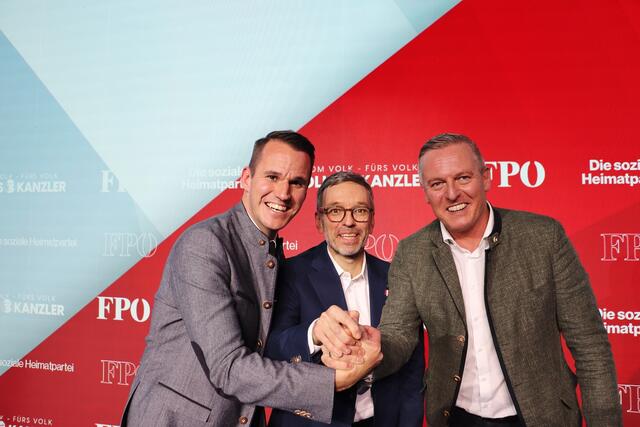 Streben eine politische Wende im Bund, Land und EU an: Stefan Hermann, Herbert Kickl und Mario Kunasek beim Neujahrstreffen am Schwarzlsee in Premstätten. | Foto: Edith Ertl