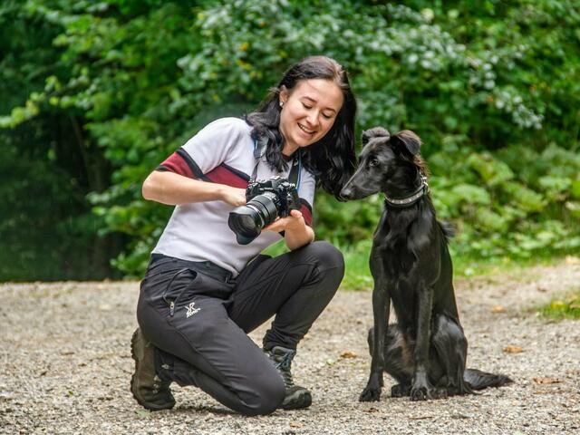 Elena Königshofer mit ihrem Hund Finnley.  | Foto: ellispfoetchenpix