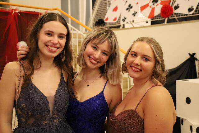 Beste Stimmung verkörperten diese drei jungen Mädls am Studentenball 2024