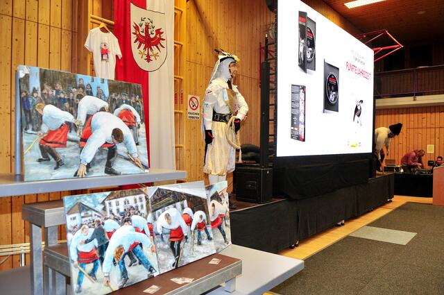Die Wampeler sowie die weiteren Figuren waren auch auf Gemälden der Axamer Künstlerin Renate Orel präsent. | Foto: Manfred Hassl