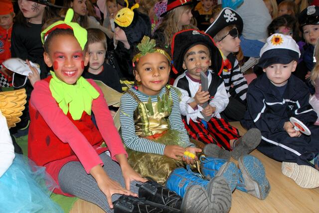 Rund 250 maskierte Kinder kamen zum heurigen Kinderfasching in den Dorfhof.
