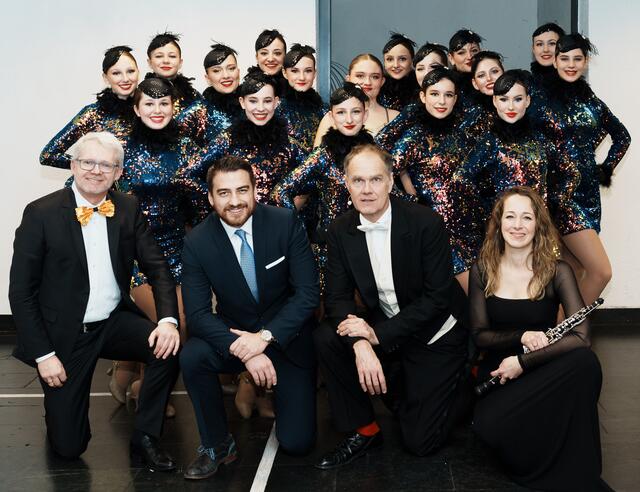 Sorgten beim InnStrumenti-Neujahrskonzert für Glanz und Glamour: hinten -Dance Experience, vorne v.l.n.r. Dirigent Gerhard Sammer, Sänger Jack Marsina, Moderator Thomas Lackner, Oboistin Stephanie Treichl. | Foto: Amir Kaufmann